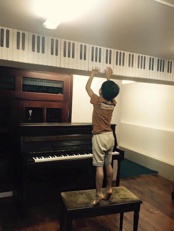 Hồ Ngọc Hà khoe ảnh Subeo ngộ nghĩnh chơi đàn trên một chiếc piano giấy được dán trên tường.