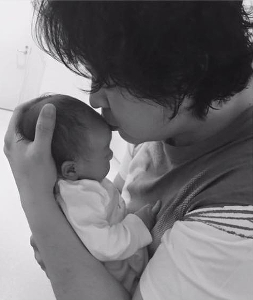 Diễn viên Đỗ Hải Yến vừa hạ sinh con đầu lòng ngày 21/6, cũng là Ngày của Cha. 'Nàng Pao' hạnh phúc khoe ảnh ông xã âu yếm hôn lên trán thiên thần nhỏ.