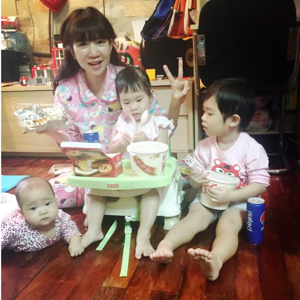Vợ Lý Hải - Minh Hà luôn đảm đang khi chăm sóc ba con.