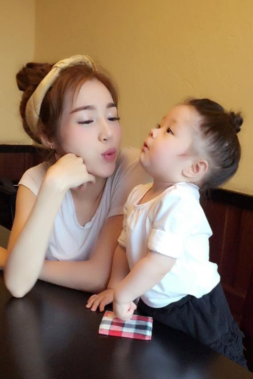 Elly Trần 'nói thay' con gái đáng yêu: 'Lâu rồi mình mới được chị mami mời đi ăn cơm tiệm'.