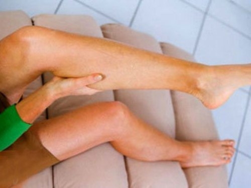 Khi có biểu hiện chân lạnh cần đến gặp bác sĩ ngay để xác định sớm nguyên nhân có phải do mỡ máu cao hay không.