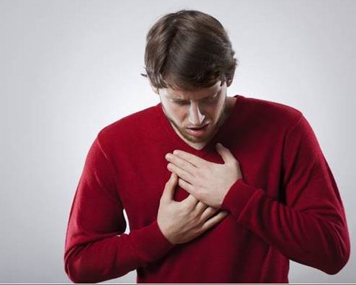 Cơn đau thường xuất hiện khi gắng sức và giảm khi nghỉ, khó thở có thể kèm hoặc không kèm với tức ngực, có thể đau hoặc tức lan ra 1 hay 2 bên cánh tay, hướng ra sau lưng, lên cổ, hàm, thậm chí ở vùng dạ dày.