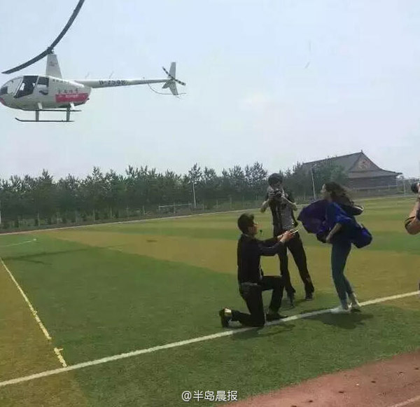 Nam sinh chơi ngông thuê trực thăng cầu hôn bạn gái tại trường