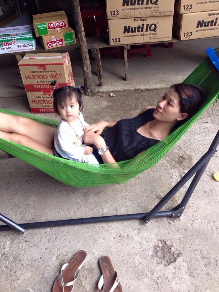 Trang Trần khoe ảnh ngồi bé em bé đáng yêu ở một ngôi nhà tình thương nơi cô thương mang quà đến cho các bé ở đây.