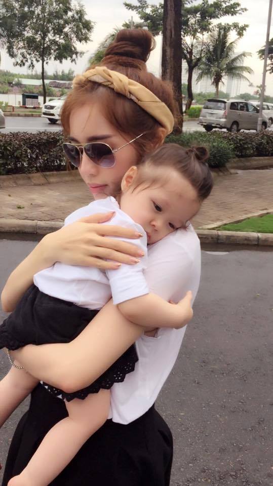 Kể từ khi lên chức mẹ vào cuối năm 2014, Elly Trần trở nên mặn mà, đằm thắm.