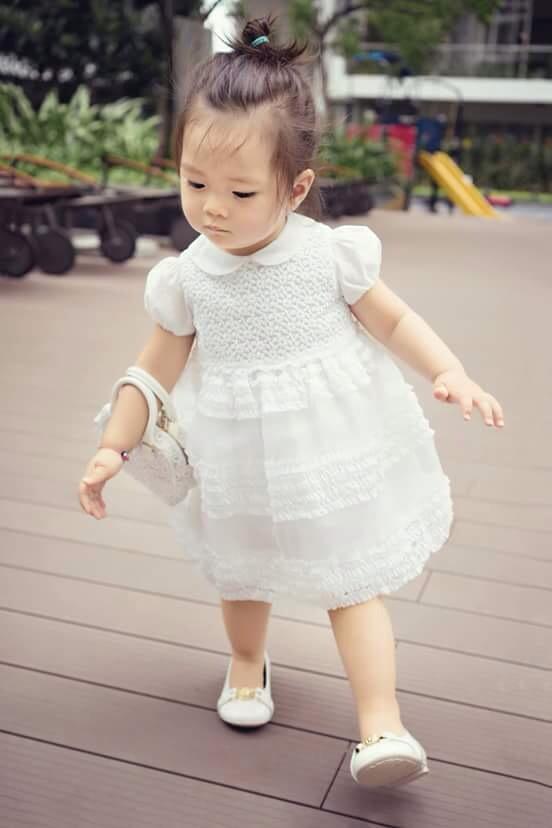 Công chúa nhỏ nhà Đoan Trang mặc váy trắng xinh như thiên thần.