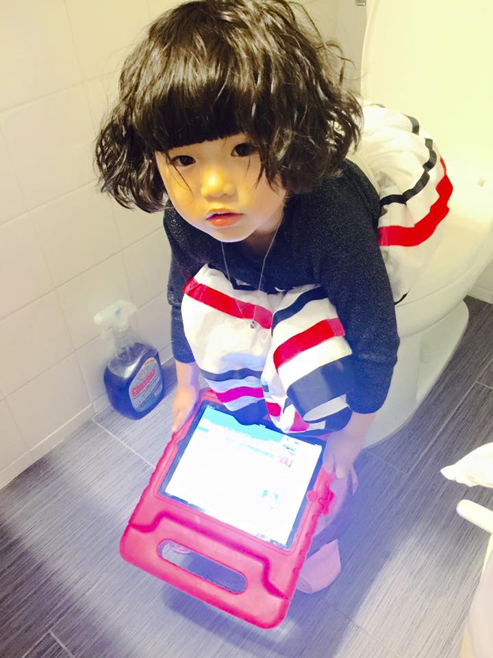 Con gái Thúy Nga 'nghiện' chơi Ipad. Cô cho hay: 'Chị đam mê iPad mọi góc, mọi nơi... bây giờ em phải làm sao?'