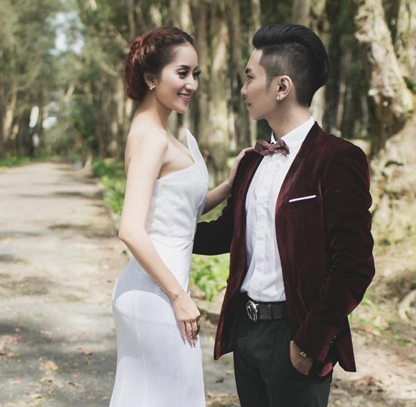 Cặp đôi Khánh Thi - Phan Hiển lần đầu tiên công khai thừa nhận mối quan hệ tình cảm bằng cách đăng lên trang cá nhân một bức hình cưới lãng mạn.