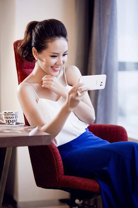Phương Linh điệu đà khoe điện thoại mới.