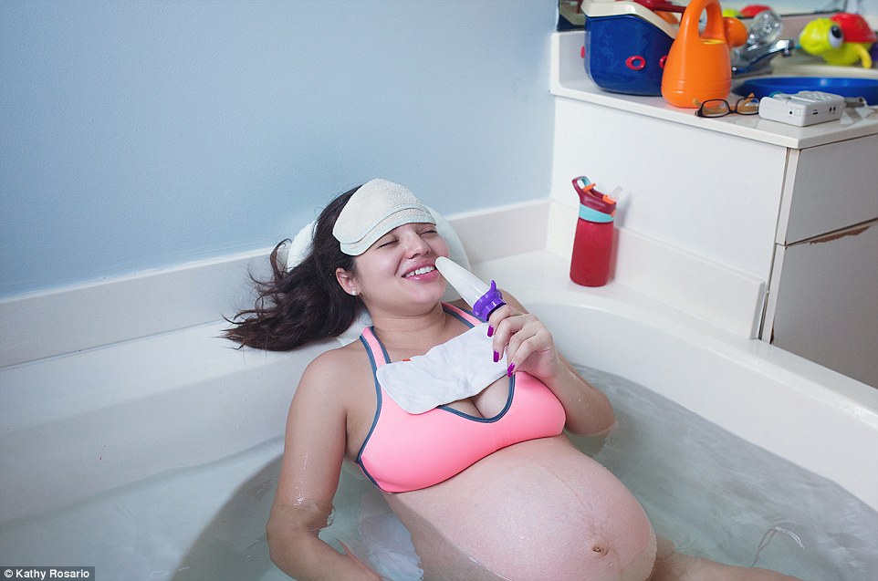 Bà mẹ nằm thư giãn trong bồn tắm trong khi chờ đứa con thứ ba chào đời.
