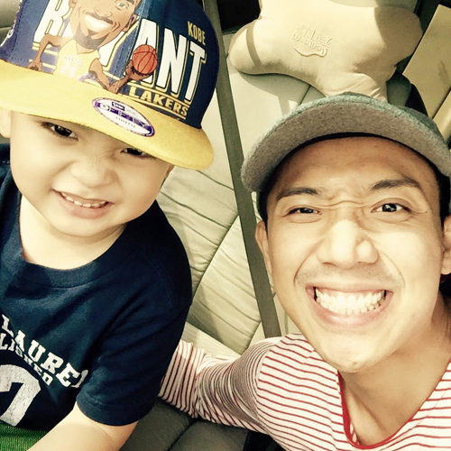 MC Trấn Thành nhí nhố selfie cùng quý tử của Mai Hồ: 'Con trai, khoe răng cái coi'.