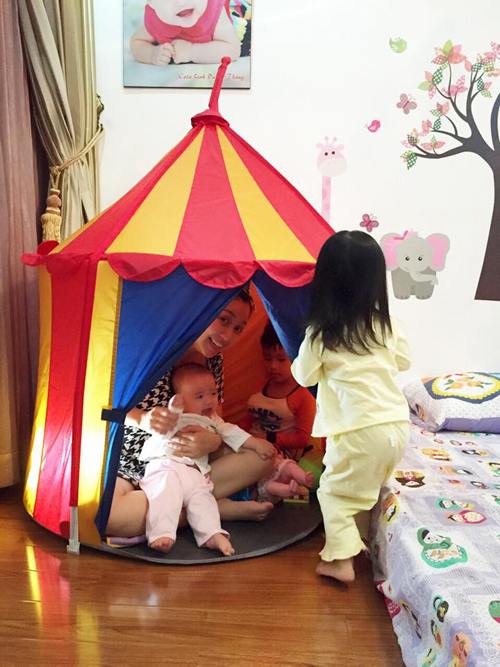 MC Ốc Thanh Vân dành thời gian chơi đùa với ba con trong chiếc lều nhỏ xinh dựng ở phòng ngủ: 'Lều, à không, nhà của chúng ta, cả đám ăn, ngủ, chơi, oánh lộn cả ngày ở trong đó'.