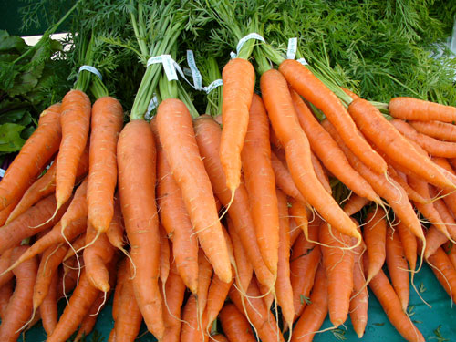 Nước ép cà rốt: Cà rốt có nhiều chất dinh dưỡng giúp điều hòa chu kỳ kinh nguyệt. Bổ sung cà rốt vào chế độ ăn uống hàng ngày để khắc phục tình trạng kinh nguyệt không đều.