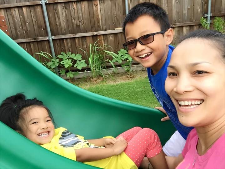 Hồng Ngọc vui vẻ chơi cùng con sau một tháng về Việt Nam thăm gia đình nhà Ngoại.