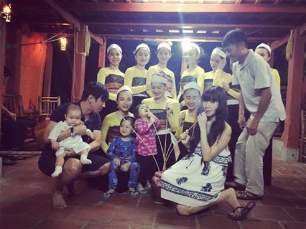 Gia đình Lý Hải cùng đi thăm quan bản Pom Coọng, Mai Châu, Hoà Bình của Dân tộc Thái.