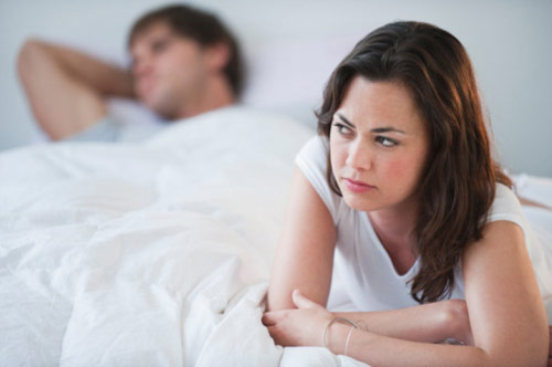 Đau khi quan hệ là một triệu chứng thường bị bỏ qua nhưng đau bụng hoặc đau vùng chậu có thể là dấu hiệu của bệnh viêm vùng chậu, nguyên nhân gây bệnh phổ biến nhất là do nhiễm chlamydia hoặc bệnh lậu.