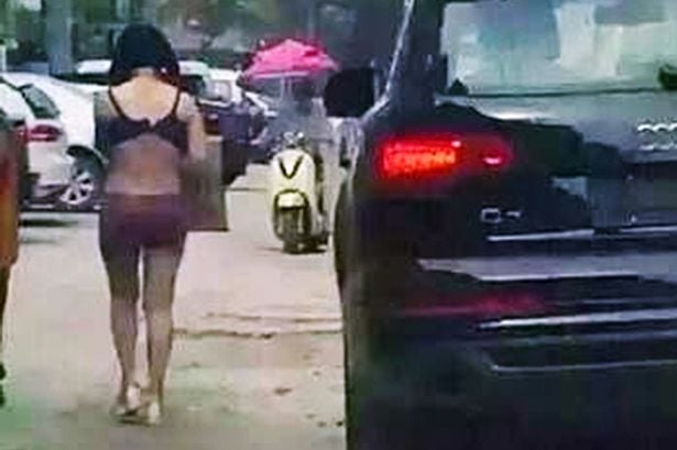 Chồng bắt vợ mặc bikini, đeo biển “bán thân” diễu phố