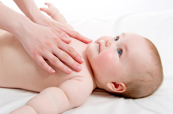 7 lợi ích không ngờ của việc mát-xa cho em bé