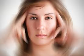 Hoa mắt, chóng mặt là một trong những dấu hiệu của bệnh tim ở phụ nữ. Nếu bạn thường xuyên cảm thấy chóng mặt mà không rõ lý do, thì cũng có thể là do thiếu máu ở bệnh nhân có vấn đề về tim.