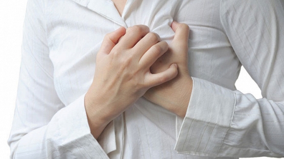 Khó thở, tim đập nhanh - một nghiên cứu cho thấy khoảng 58% phụ nữ nói rằng họ có những dấu hiệu cảnh báo về vấn đề tim như khó thở với lý do chưa biết trước cơn đau tim.