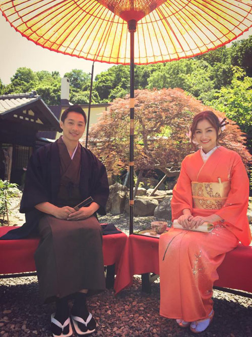 Trúc Diễm tươi tắn khi cùng ông xã mặc trang phục truyền thống của Nhật: 'Đã vài lần được mặc kimono nhưng lần này cảm thấy thật đặc biệt. Vừa trải nghiệm trà đạo Nhật Bản, vừa ngắm cảnh đẹp như trong tranh vậy'.