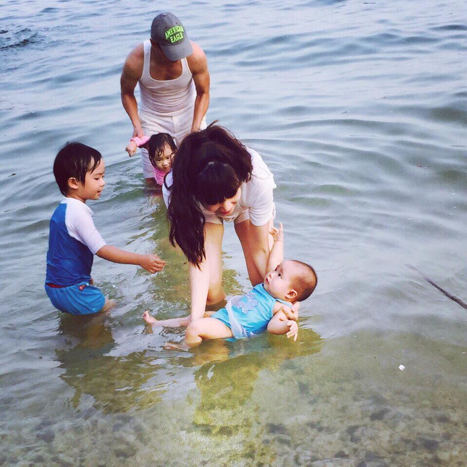 Bé Sunny cũng được mẹ Hà cho tắm biển cùng các anh chị.