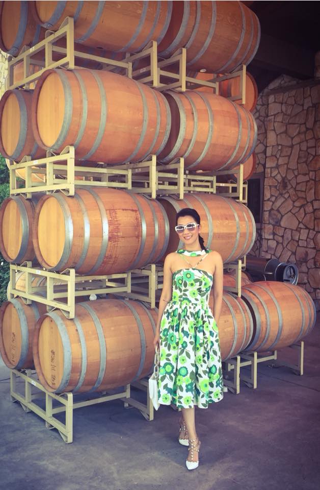 MC Kỳ Duyên đi thăm nơi sản xuất rượu nổi tiếng ở Mỹ: ''Napa Valley là nơi sản xuất rượu nổi tiếng ở California. Hôm nay thử rượu cả ngày. Càng uống rượu càng ngon, môi càng mềm và nhìn em càng đẹp.'