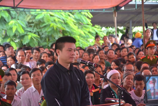 Hàng nghìn người xem xét xử vụ thảm sát gia đình tại Gia Lai
