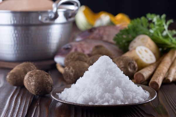 Thực phẩm nhiều muối - theo Hiệp hội Y khoa Texas (TMA) cảnh báo rằng, ăn những thức ăn có nhiều muối có thể gây tử vong sớm. Bởi lượng natri trong muối cao có thể gây ra sỏi thận, đột quỵ và đau tim.