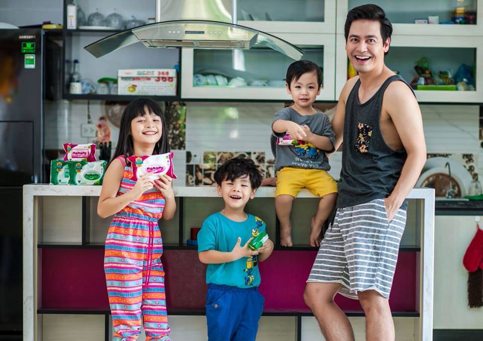 MC Phan Anh hạnh phúc khoe ảnh cùng ba con cưng.