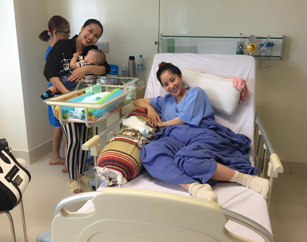 Khánh Thi rạng rỡ đón Ốc Thanh Vân và con trai tới bệnh viện thăm sau ngày cô sinh em bé đầu lòng.