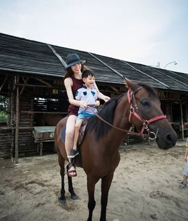 Hồ Ngọc Hà và con trai có những trải nghiệm cưỡi ngựa thú vị khi cô đưa bé đi tham gia hoạt động ngoại khóa ngoài trời.