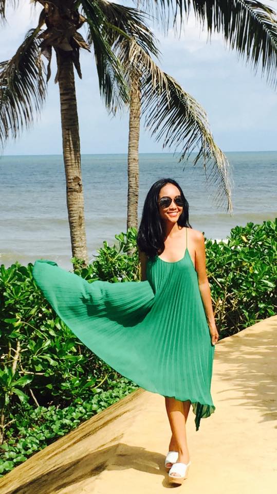Đoan Trang diện váy xanh dạo biển.