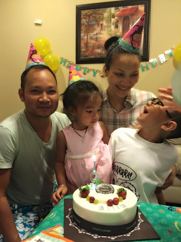 Gia đình ca sĩ Hồng Ngọc quây quần hạnh phúc bên nhau trong tiệc sinh nhật của con trai lớn.