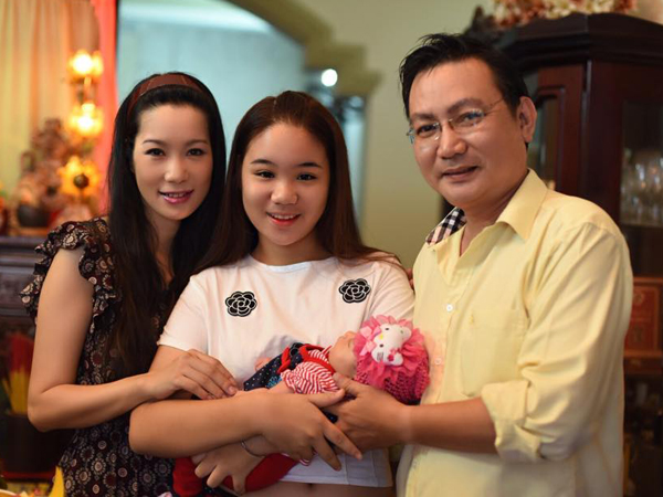 Sau khi con gái lớn ra đời, đến tận 12 năm sau vợ chồng Trịnh Kim Chi mới có thêm con nên họ rất hạnh phúc. Lúc Á hậu sinh nở, ông xã luôn túc trực, chăm sóc.