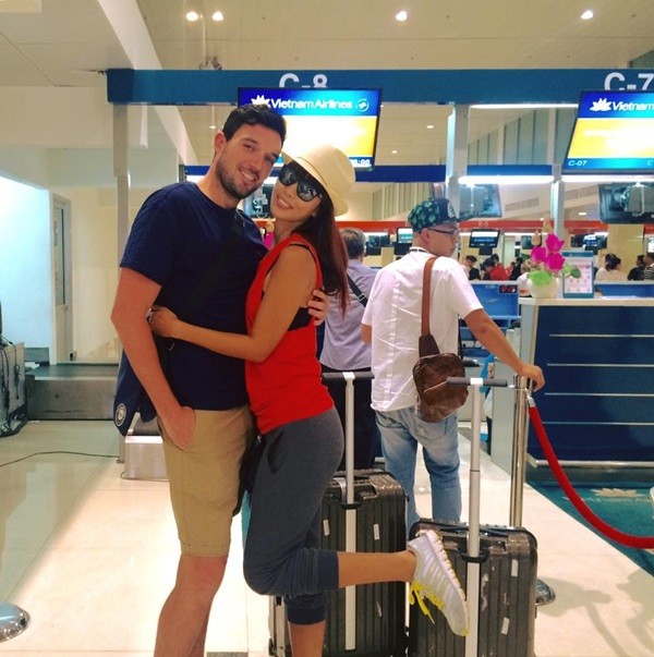 Hà Anh và hôn phu tình cảm ở sân bay chuẩn bị đi Hà Nội.