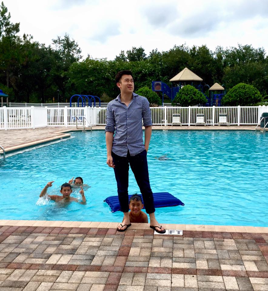 Dương Triệu Vũ về Mỹ thăm gia đình, anh có nhiệm vụ trông các cháu đi bơi: 'Trời mưa mà canh cả đám này đi bơi nữa'.