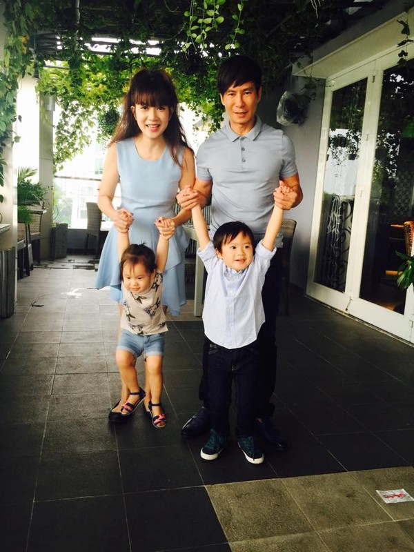 2 con của Minh Hà - Lý Hải hào hứng vì được cho đi ra ngoài cùng bố mẹ.