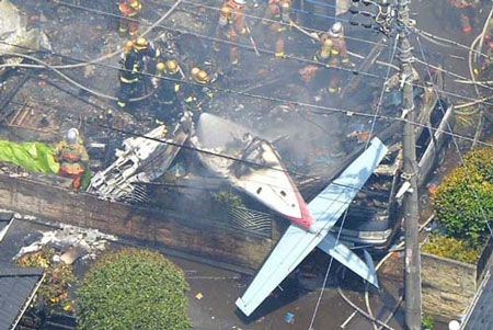 Máy bay rơi ở Tokyo, nhiều tòa nhà bốc cháy dữ dội