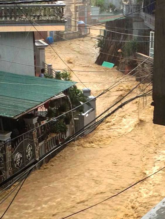 Mưa lớn kéo dài tại Quảng Ninh khiến nhiều khu vực như: thành phố Hạ Long, Đông Triều, Uông Bí, Cẩm Phả, Vân Đồn, Hoành Bồ đều xảy ra úng lụt cục bộ (có nơi lên cao đến 2m).