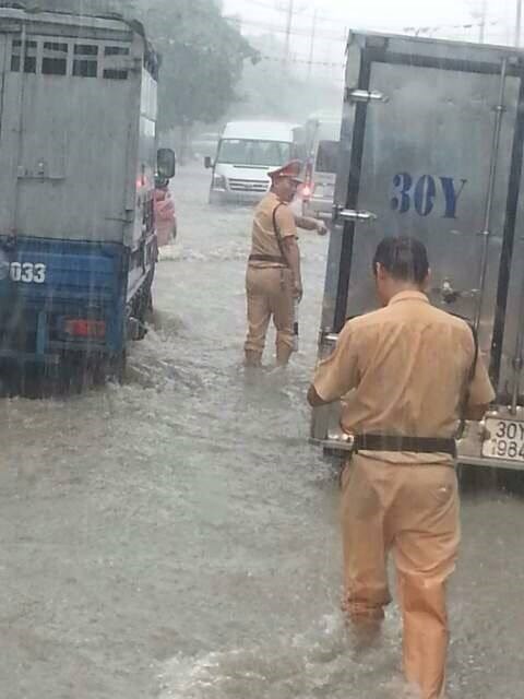 Để khắc phục tình trạng này, lực lượng CSGT đã phải dầm mưa, lội nước phân làn giao thông.