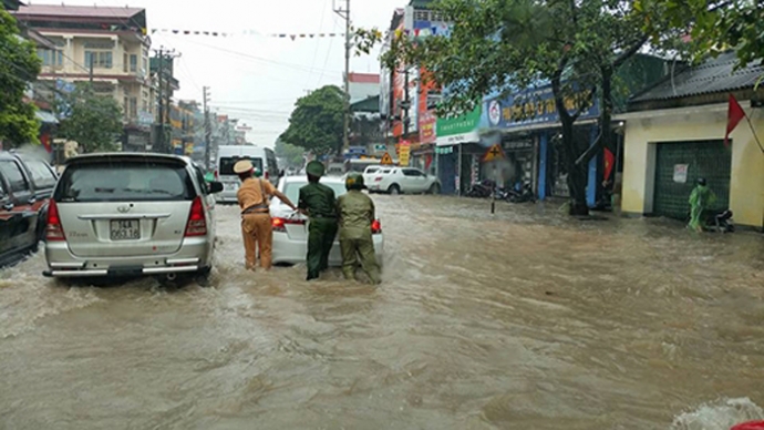 Theo báo Quảng Ninh, Chủ tịch UBND tỉnh yêu cầu các địa phương bố trí lực lượng, dựng biển báo, rào chắn cấm người dân đi qua các đập tràn, sông, suối, những khu vực có nguy cơ xảy ra sạt lở cao.