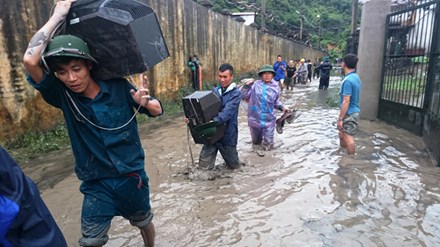 Lũ bùn tràn vào khu 4 Mông Dương (TP. Cẩm Phả) khiến các hộ dân phải sơ tán khỏi nhà.