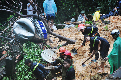 Công tác cứu hộ, cứu nạn đang được thực hiện khẩn trương tại 3 căn nhà ở tổ 44, khu 4, phường Cao Thắng, Thành phố Hạ Long bị sập khiến 9 người trong gia đình anh Cao Tiến Vỹ bị thương vong.