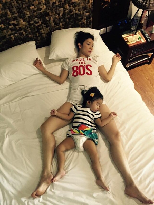Xuân Lan khiến fan thích thú khi khoe dáng ngủ 'bá đạo' giống hệt nhau của cô và con gái.