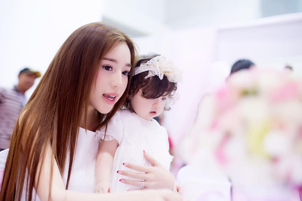 Elly Trần vừa đăng tải những hình ảnh cực hoành tráng trong bữa tiệc sinh nhật của con gái lên trang cá nhân.