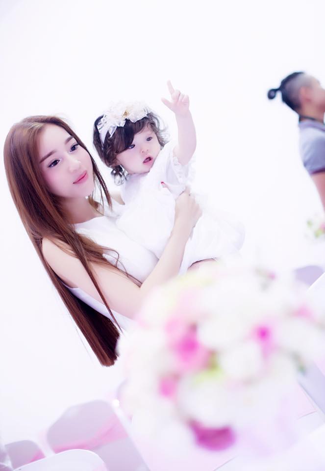 Con gái Elly Trần thường xuyên được mẹ chụp ảnh và chia sẻ lên trang cá nhân nên người hâm mộ được ngắm nhìn cô bé đang lớn lên từng ngày.