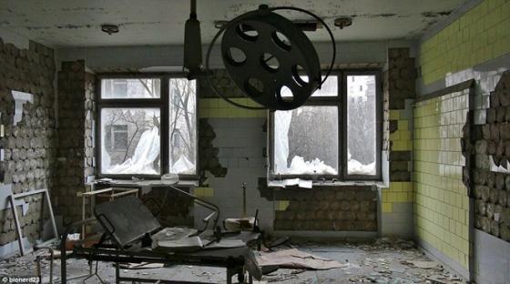 Thành phố Pripyat nằm cách nhà máy Chernobyl chỉ 3km, là nơi ở của các nhà khoa học và các công nhân làm việc tại nhà máy cũng như đội ngũ an ninh nơi đây.