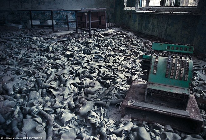 Mặt nạ chống độc nằm la liệt bên trong một cửa hàng ở thành phố Pripyat, nơi nhà máy Chernobyl tọa lạc.