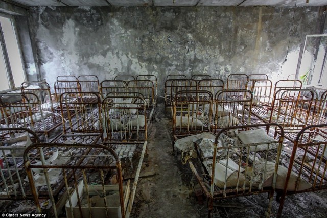 Đến nay số người thiệt hại trong thảm họa vẫn là đề tài gây tranh cãi. Một báo cáo của Chernobyl Forum kết luận rằng khoảng 50 người, chủ yếu là công nhân trong nhà máy, thiệt mạng do nhiễm phóng xạ. 4.000 người khác chết sau đó.